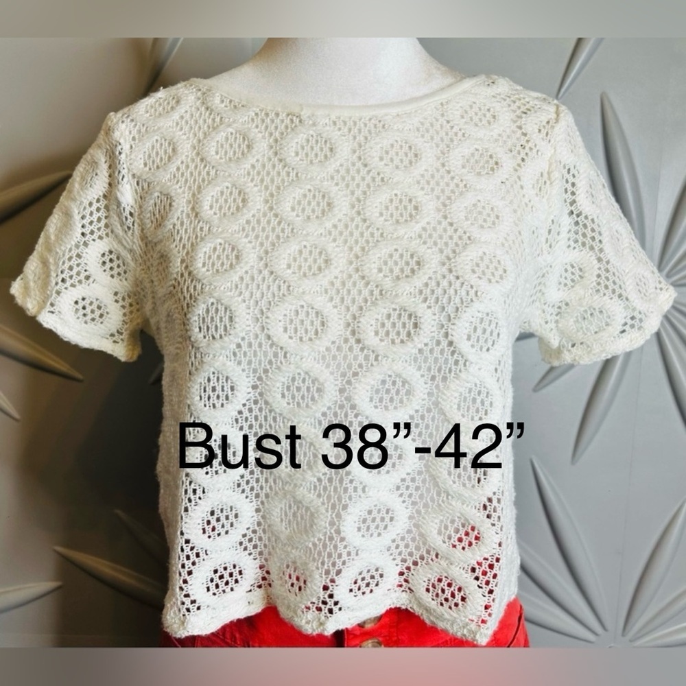 Forever21 SZ M Off white “crochet like” crop top w/ open back. Bust 38”-42” - Picture 3 of 6